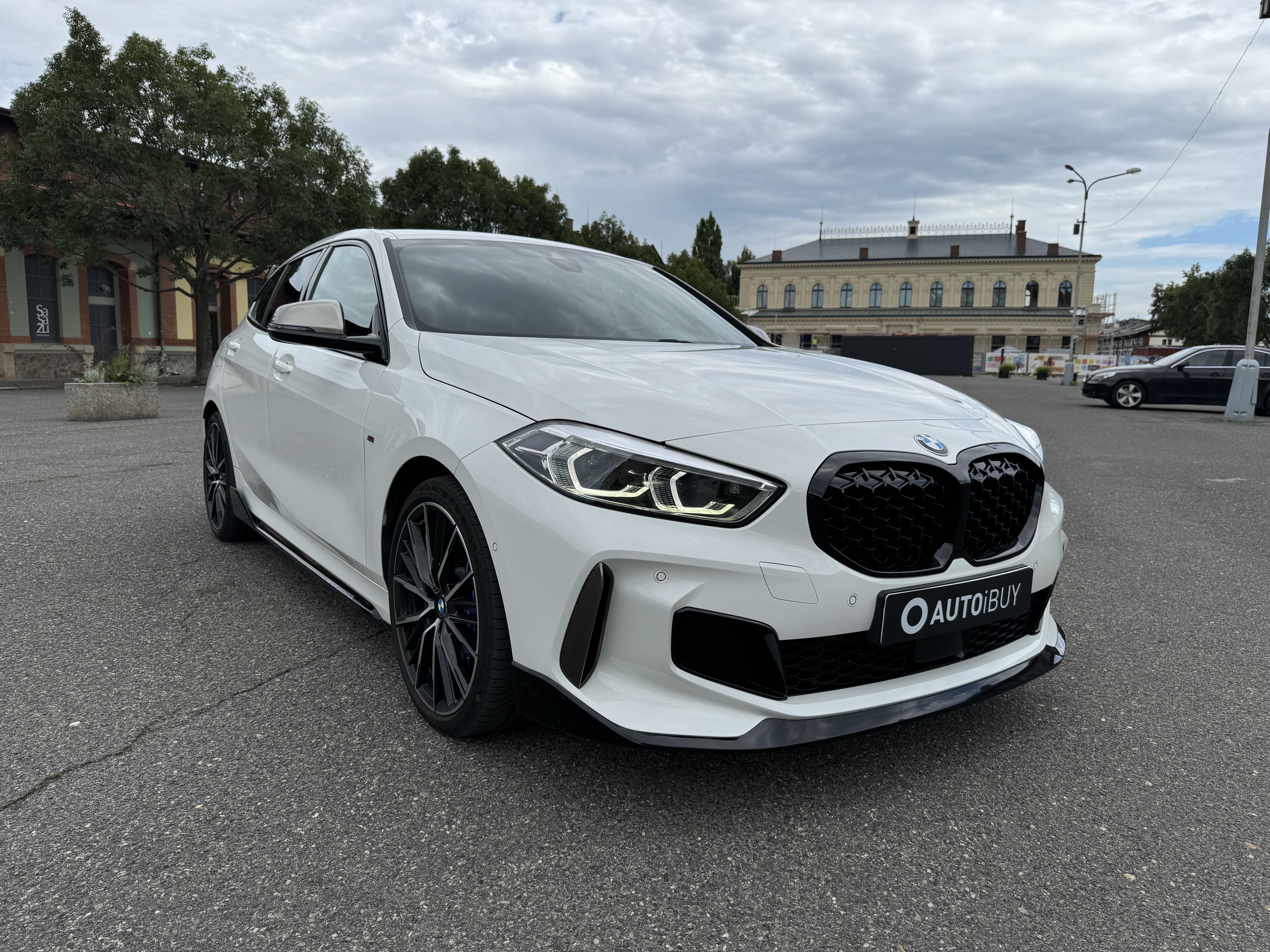 BWM M135i xDrive M Performance | super hot hatch | 300 koní | české ojeté auto | jedinečný vzhled | super výbava | skvělá cena | odpočet DPH | nákup online na AUTOiBUY.com